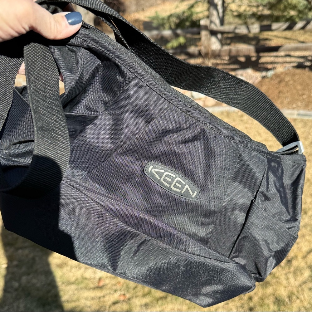 KEEN Westport Shoulder
Bag Black NWOT Adjustable Straps And Side Pockets Nylon